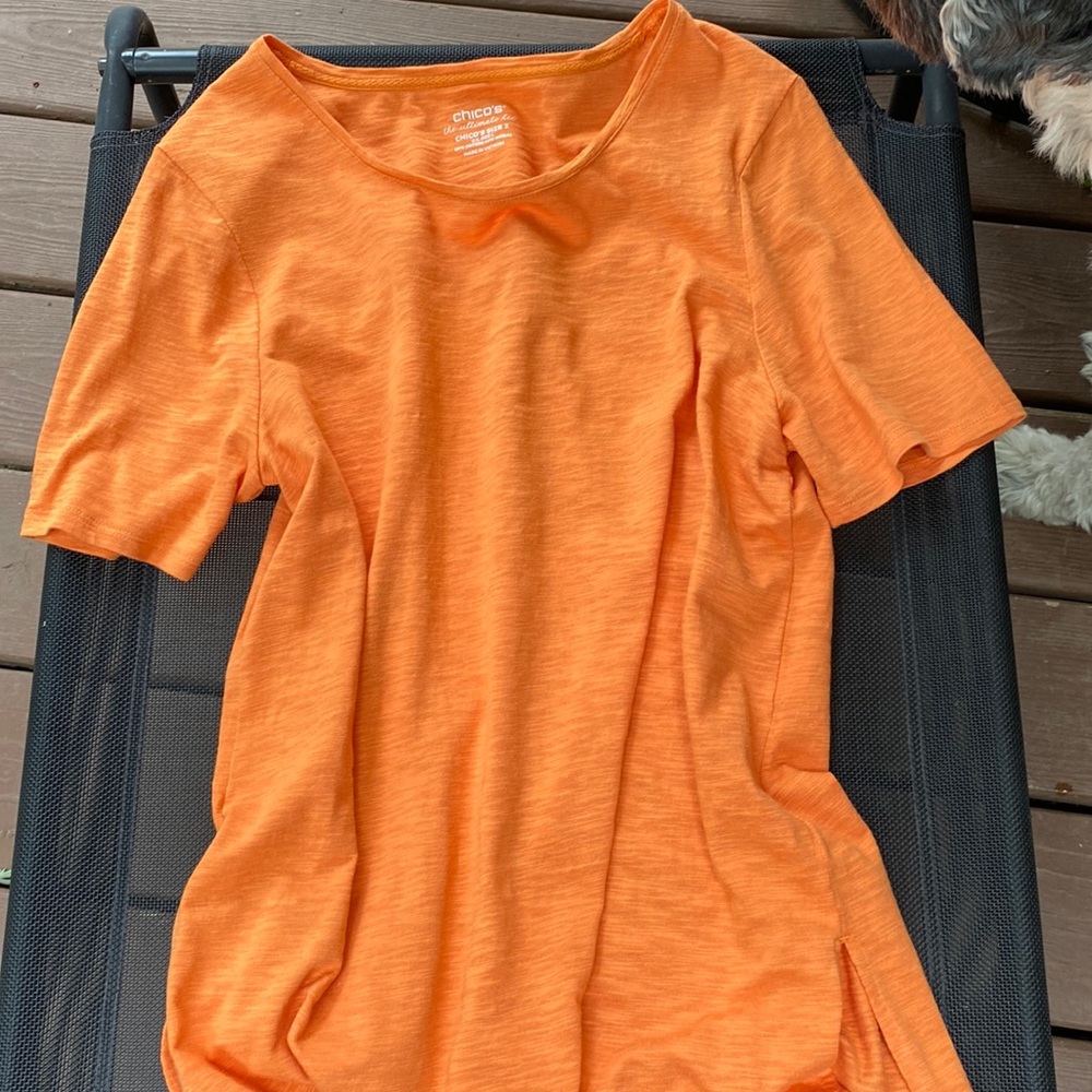 Chicos Ultimate tee- button detail on the back like new size 2= large
